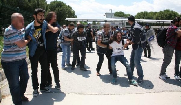 Ege Üniversitesi'nde eyleme müdahale: 17 öğrenci gözaltında