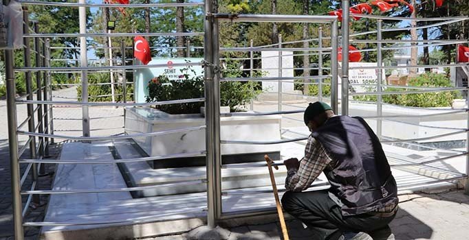 Şehit Halisdemir'in kabrine ziyaretçi akını