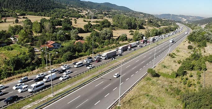 Anadolu Otoyolu'nda bayram yoğunluğu: Kuyruk uzadıkça uzadı