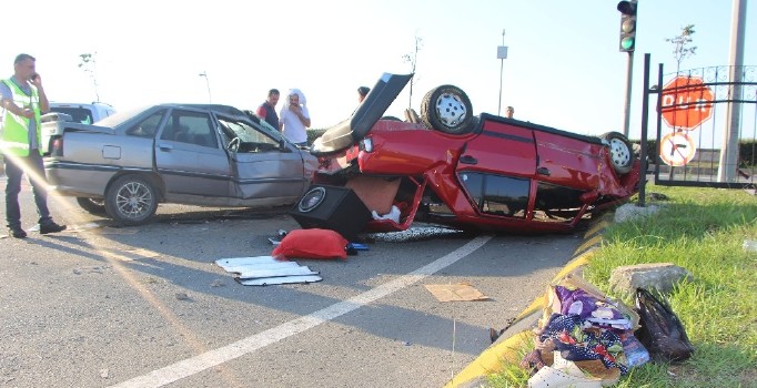 Hurdaya dönen otomobilden burnu kanamadan çıktılar