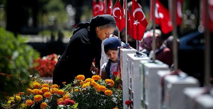 Edirnekapı Şehitliği'nde hüzünlü bayram: Oğlumuz güzel bir mertebeye gitti