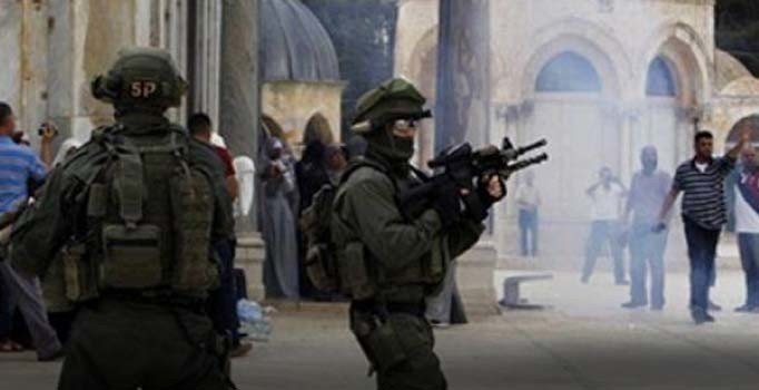 İsrail polisi ve fanatik Yahudilerden Mescid-i Aksa'ya baskın