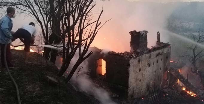 Manavgat'ta yangın; 4 ev, 4 samanlık ve ahır yandı