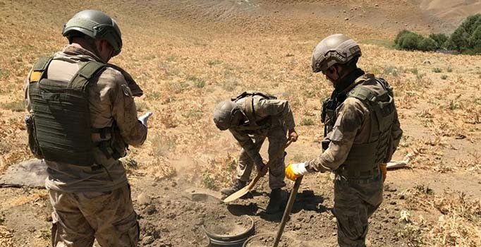 Van'da terör operasyonu! Silah, mağara ve sığınaklar imha edildi