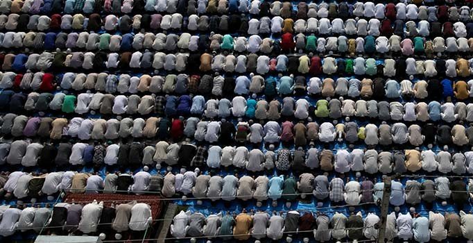 Keşmirliler bayram namazına Hint askerlerin eşliğinde gitti