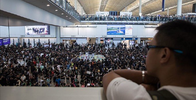 Hong Kong Uluslararası Havalimanı'nda uçuşlar iptal edildi