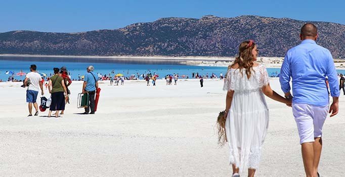 Salda Gölü'nde bayram yoğunluğu!