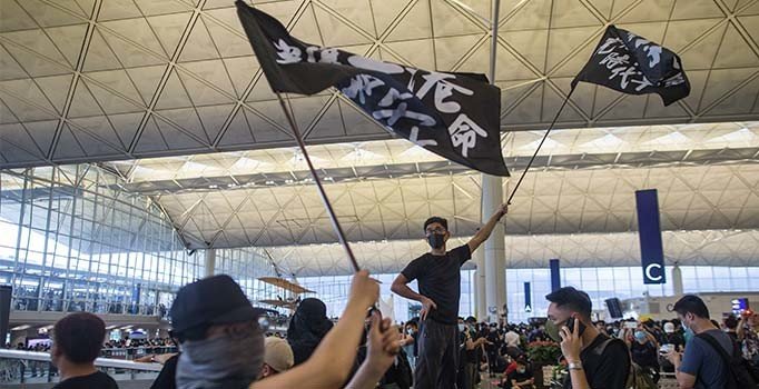 Hong Kong Uluslararası Havalimanı'nda uçuşlar yeniden başladı
