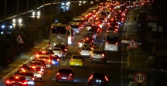 Tatilcilerin akın ettiği Edremit Körfezi'nde trafik durma noktasına geldi