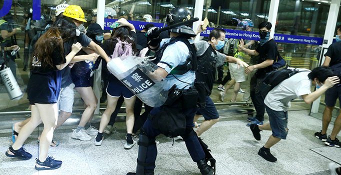 Hong Kong'da protestocular ile polis arasında çatışma