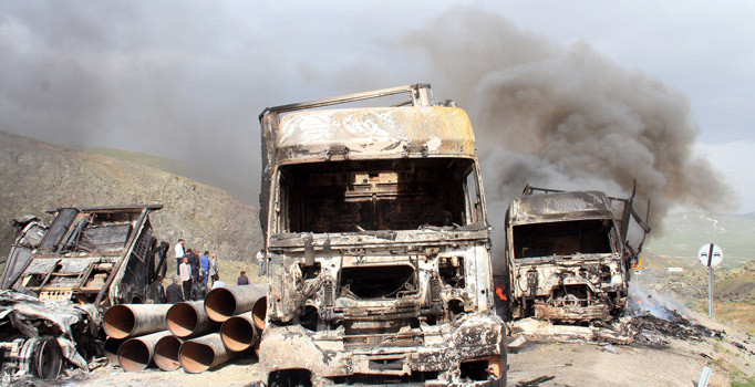 PKK'lı teröristler araçları hurdaya çevirip pusu kurdular