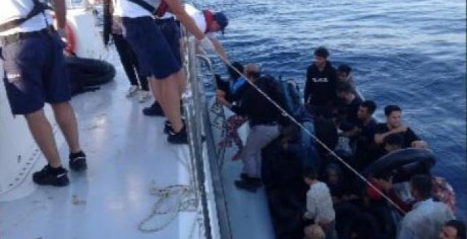 Çeşme ve Selçuk'ta 58 kaçak göçmen yakalandı