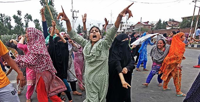 Keşmir'de gösteri yapan kadınlar gözaltına alındı