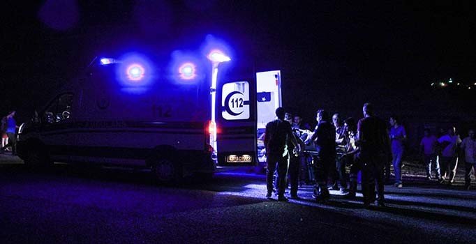 Kütahya'da otomobil yayalara çarptı: Baba öldü, eşi ile çocuğu yaralandı