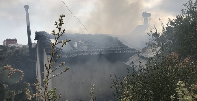 İki katlı ahşap ev yangında kül oldu
