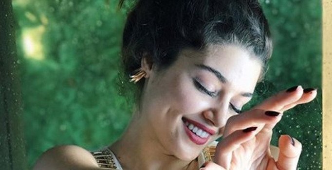 Bazlama surat nedir? Hande Erçel bazlama surat diyen takipçisine dava açtı