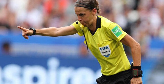 Liverpool Chelsea maçına kadın hakem | Stephanie Frappart kimdir nerelidir ve kaç yaşındadır?