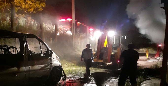 Yalova'da depo yangını: Minibüse de sıçradı