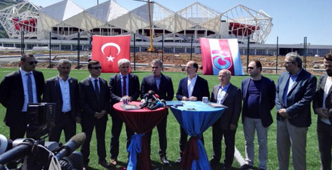 Ersun Yanal Akyazı'da imzaladı