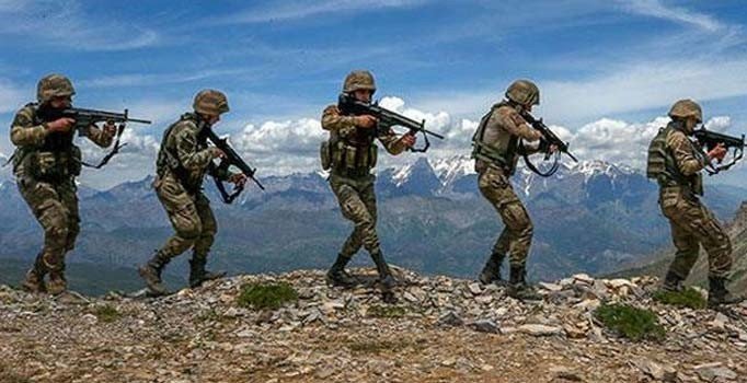 70 metreden halatlarla teröristlerin mağarasına inen Mehmetçik burun buruna çatıştı