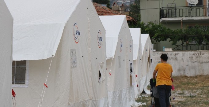 Deprem bölgesinde çadırda yaşam devam ediyor