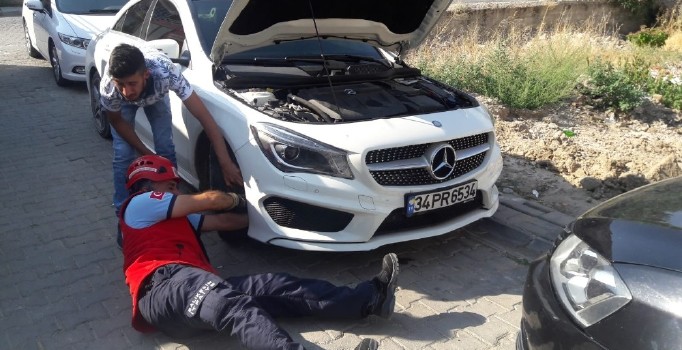 Burhaniye’de aracın motoruna giren kediyi itfaiye çıkardı