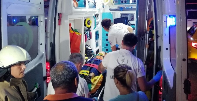 Fatih’te polis aracı ile otomobil çarpıştı: 1’i polis 7 yaralı