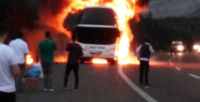 Anadolu Otoyolu'nda seyir halindeki yolcu otobüsü yandı