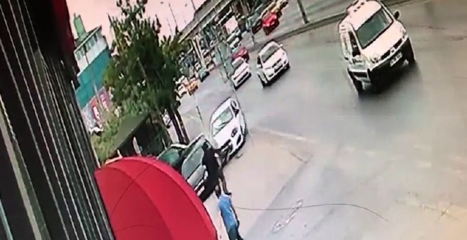 (Özel) Avcılar’da kaldırıma çıkan araç park halindeki otomobile çarptı