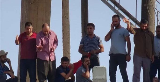 Ceylanpınar Belediyesi'nin çıkardığı 80 işçi su kulesine çıkarak belediyeyi protesto etti