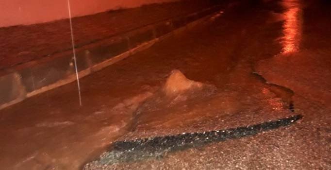 Edirne'de 15 dakikalık yağış ve fırtına hayatı felç etti