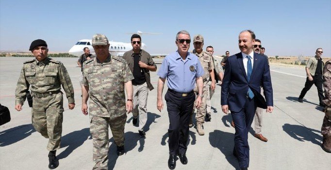 Bakan Akar ile kuvvet komutanları Şanlıurfa'da