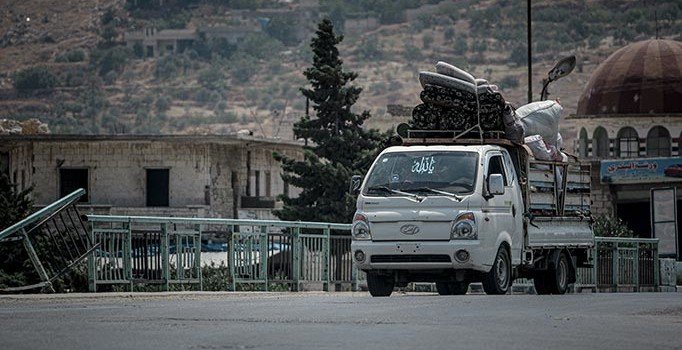 İdlib'den kaçan 124 bin sivil, Suriye-Türkiye sınırındaki kamplara göç etti