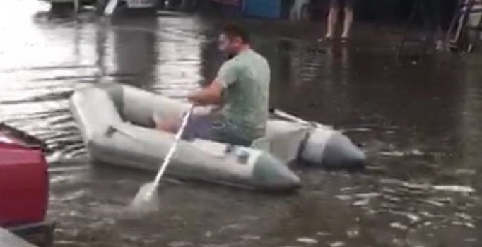 Biga'da yağmur nedeniyle göle dönen yolda botla dolaştı
