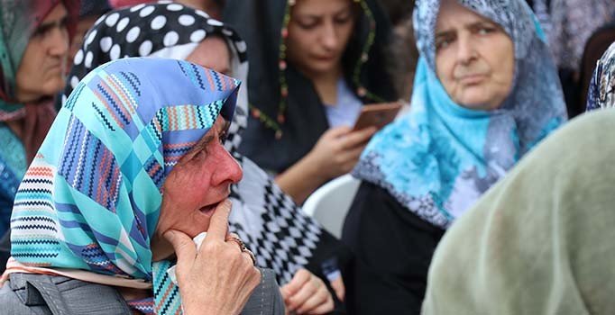 Deprem şehitleri Gölcük'te dualarla anıldı