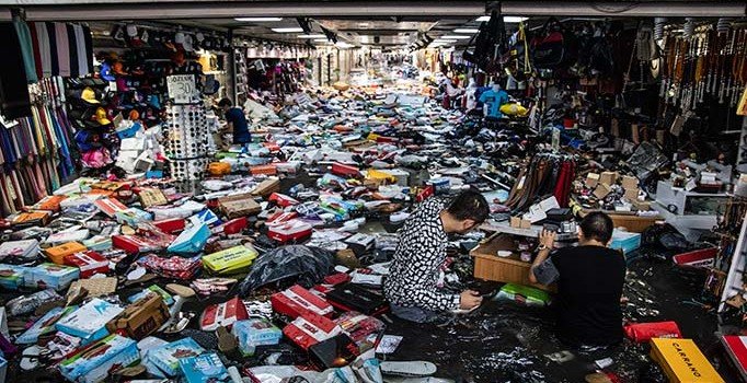 Eminönü alt geçitteki çarşıyı su bastı