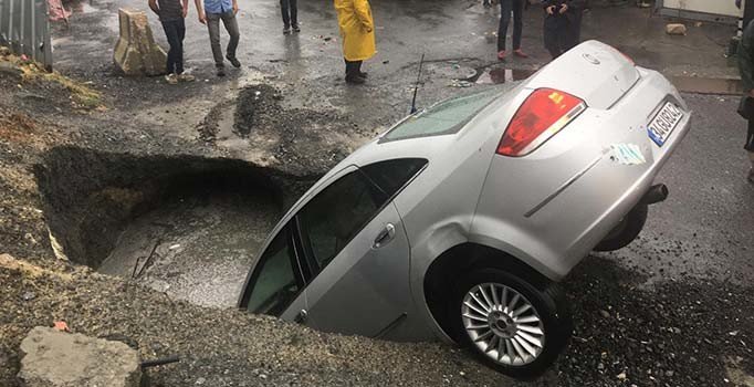Çobançeşme'de yol çöktü, otomobil çukura uçtu
