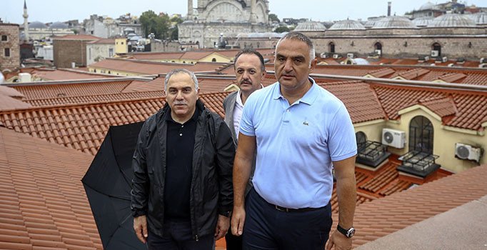 Bakan Ersoy, sağanaktan etkilenen Kapalıçarşı'da incelemede bulundu