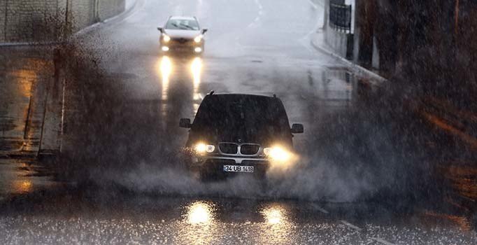 Sağanak İstanbul'u vurdu, Meteoroloji'den 3 bölge için uyarı geldi