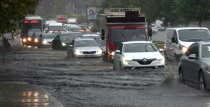 İstanbul'da beklenen gök gürültülü sağanak başladı
