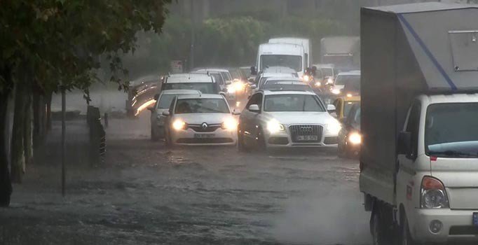 İstanbul Valiliği: Fatih'te metrekareye 114 kilo yağış düştü