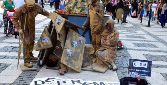 Avcılar'da depreme dikkat çekmek için "Heykel Adam" oldular
