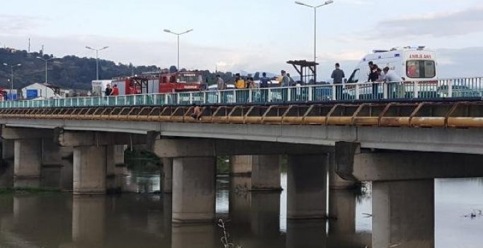 Köprüden atladı, yara almadan kurtuldu
