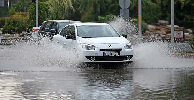 Adana'yı da sağanak vurdu, iş yerlerini su bastı