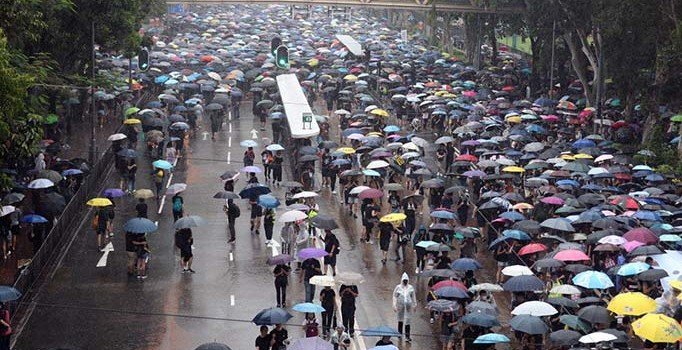 Hong Kong’da binlerce kişi yine sokağa indi