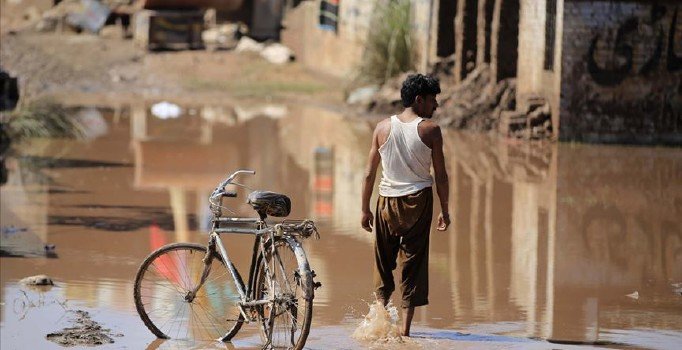 Azad Keşmir'de toprak kaydı, çöken evde 7 kişi öldü