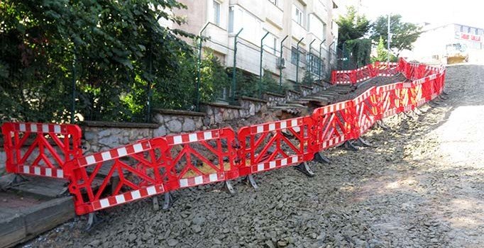Üsküdar'da çöken yola kum torbalı önlem