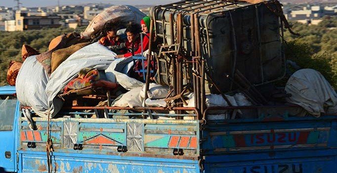 Binlerce kişi İdlib'den kaçıyor