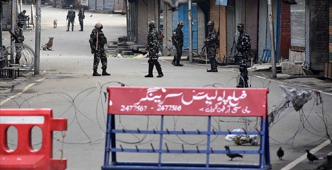 Cammu Keşmir'de güvenlik görevlileri ile direnişçiler arasında çatışma