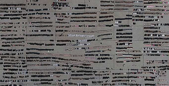 Selde ıslanan ayakkabılar Yenikapı'ya dizildi